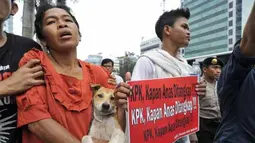 Pengunjuk rasa meninggalkan gedung KPK setelah diusir dengan kekerasan oleh sejumlah orang yang diduga adalah pendukung Anas Urbaningrum, Jakarta Selatan, Kamis (26/4). Unjuk rasa itu mendesak KPK menggali lebih dalam Kasus Wisma Atlet dan menyeret pejabat Partai Demokrat yang diduga terlibat seperti Anas dan Angie. (Antara)