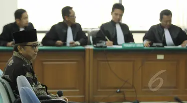 Mantan Sekjen Kementerian ESDM Waryono Karno menjalani sidang pembacaan putusan sela di pengadilan Tipikor, Jakarta, Senin (25/5/2015). Dalam sidang tersebut, majelis hakim menolak keberatan atau eksepsi Waryono Karno. (Liputan6.com/Helmi Afandi)