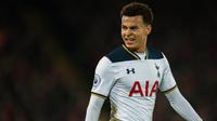 Gelandang Tottenham, Dele Alli, saat tampil melawan Liverpool pada laga Premier League di Stadion Anfield, Liverpool, Sabtu (11/4/2017). (EPA/Peter Powell)