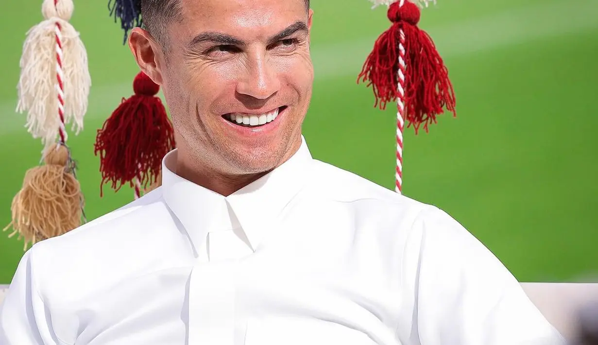Cristiano tampil menarik dengan senyum lebar selama mengikuti prosesi acara [instagram/alnassr_fc]