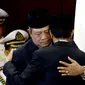 Presiden SBY memeluk Jokowi saat hadir di acara pelantikan di Senayan, Jakarta, Senin (20/10/2014) (Liputan6.com/Andrian M Tunay)