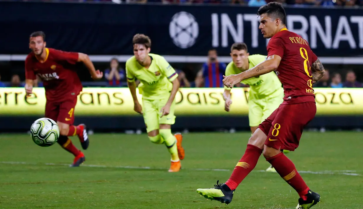 Gelandang AS Roma, Diego Perotti mengeksekusi tendangan penalti saat bertanding melawan Barcelona pada pertandingan ICC 2018 di AT & T Stadium di Arlington, Texas (31/7). Roma menang telak 4-2 atas Barcelona. (AP Photo/Michael Ainsworth)