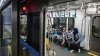 Penumpang menaiki moda transportasi MRT di Stasiun Bundaran HI, Jakarta, Sabtu (18/2/2023). Direktur Jenderal Perkeretaapian resmi menetapkan MRT Jakarta sebagai Objek Vital Transportasi Bidang Perkeretaapian. Hal itu tercantum dalam Keputusan Direktur Jenderal Perkeretaapian Nomor KP-DJKA 38 Tahun 2023 tanggal 10 Februari 2023. (Liputan6.com/Faizal Fanani)