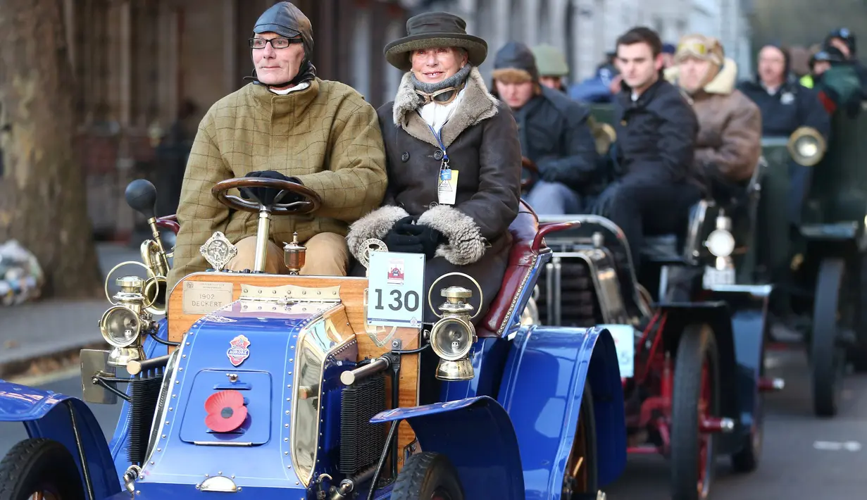 Iringan rombongan peserta yang mengendarai mobil klasik saat tur tahunan mobil veteran dari London ke Brighton di London, Inggris (6/11). Mobil-mobil yang ikut berasal dari tahun 1960-an hingga sudah berusia lebih dari 100 tahun. (Reuters/Neil Balai)