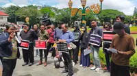 Koalisi Masyarakat Sipil Malang Raya menyoroti krisis etika di Pemilu 2024 saat mimbar bebas di Tugu Malang (Liputan6.com/Zainul Arifin)