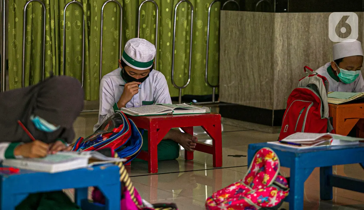 Anak-anak belajar mengaji di Masjid At-Taqwa, Jakarta, Rabu (14/4/2021). Kegiatan tersebut dibagi dalam tiga sesi yaitu pagi, siang, dan sore dimana setiap sesinya berdurasi dua jam. (Liputan6.com/Faizal Fanani)