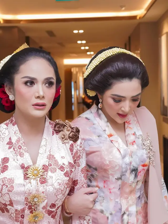 Ashanty dan Krisdayanti dalam momen tasyakuran tujuh bulan kehamilan Aurel Hermansyah (Foto: Instagram/@ashanty_ash)