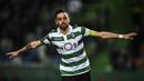 1. Bruno Fernandes (Sporting CP) - Kabarnya Manchester United selangkah lagi akan melabuhkan Bruno Fernandes menjadi skuat Setan Merah, gelandang 24 tahun ini dimahar dengan harga 70 juta euro. (Photo by Patricia De Melo Moreira / AFP)