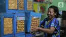 Pekerja menata kue kering yang telah selesai diproduksi di kawasan Kwitang, Jakarta, Senin (3/4/2023). (Liputan6.com/Herman Zakharia)