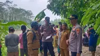 Kepolisian Polsek Semaka mengumpulkan keterangan saksi di lokasi kejadian korban hilang akibat serangan buaya. Foto : (Istimewa).