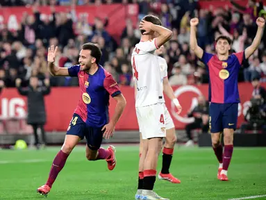 Bek Barcelona, Eric Garcia (kedua kiri) merayakan dengan golnya bersama Jules Kounde pada laga pekan ke-23 Liga Spanyol 2024/2025 melawan Sevilla FC di Stadion Ramon Sanchez Pizjuan, pada 9 Februari 2025 waktu setempat atau Senin (10/02/2025) dini hari WIB. (CRISTINA QUICLER/AFP)