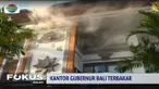 Api yang membesar membuat para pegawai mengevakuasi sejumlah peralatan dan barang yang berada di dalam gedung.