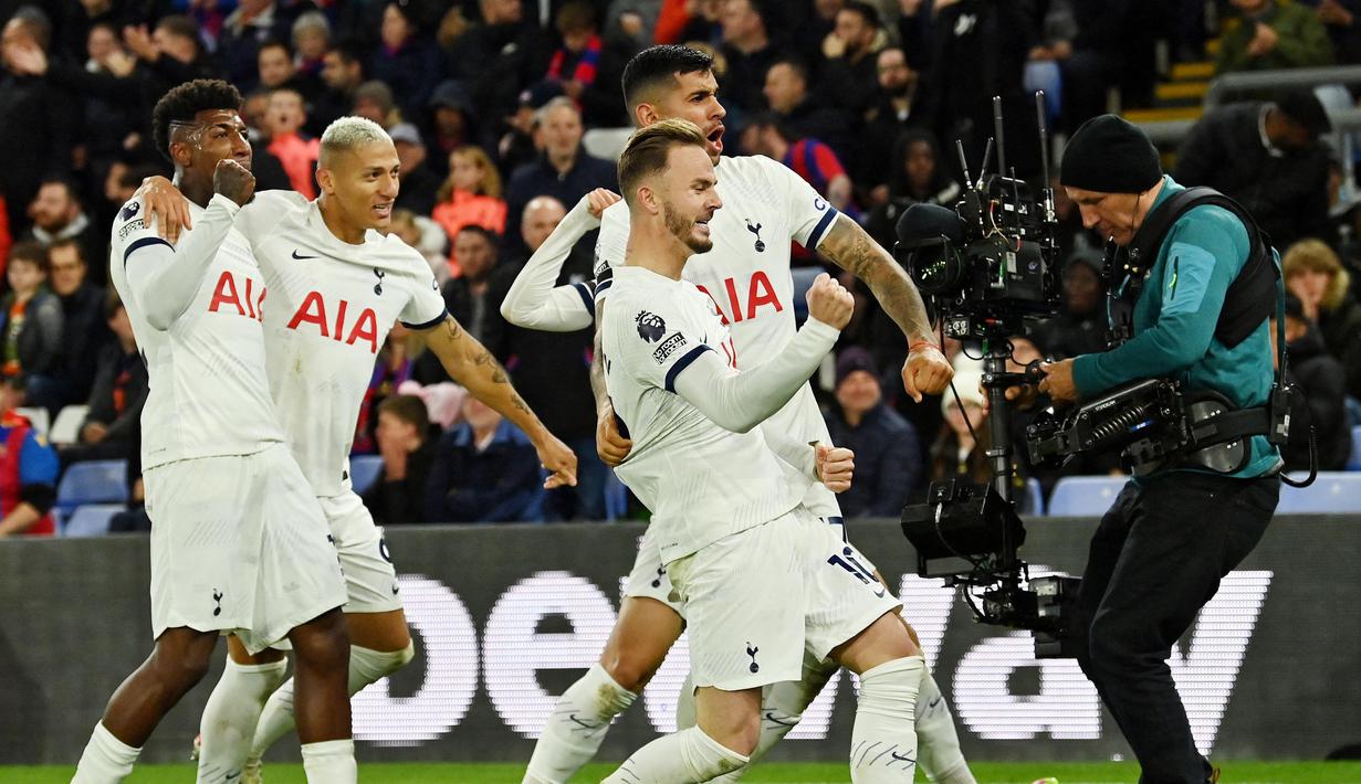 Para pemain Tottenham Hotspur merayakan gol ke gawang Crystal Palace pada laga Liga Inggris di Stadion Selhurst Park Sabtu (28/10/2023). Hasil ini membuat Spurs masih perkasa hingga pekan ke-10 Liga Inggris 2023/2024. (AFP/Glyn Kirk)