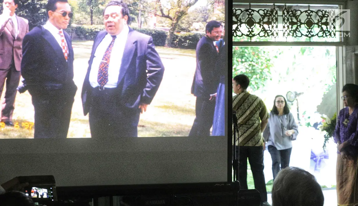 Sebuah layar menampilkan foto ekonom Indonesia, Dr. Sjahrir pada acara sepuluh tahun mengenang kepergian almarhum di kawasan Menteng, Jakarta, Sabtu (28/7). Dr. Sjahrir dikenal sebagai seorang aktivis, ekonom hingga akademisi. (Liputan6.com/Faizal Fanani)