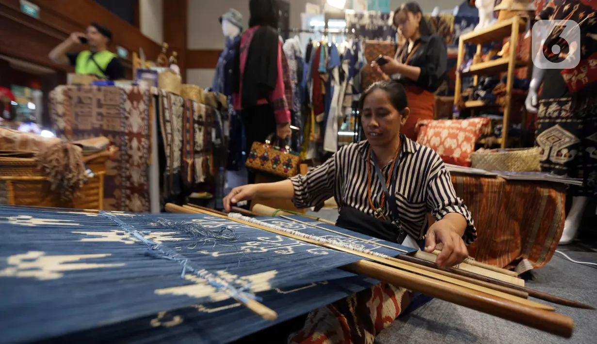Jokowi mengatakan, pameran Inacraft ini semakin baik dari tahun ke tahun. Dia menyebut produk yang dipamerkan selalu konsisten menampilkan yang terbaik. (Liputan6.com/Faizal Fanani)