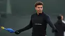 Gelandang Inggris, Dele Alli memegang mainan ayam selama mengikuti sesi latihan di Repino, Rusia (10/7). Inggris akan bertanding melawan Kroasia pada babak semifinal Piala Dunia 2018. (AFP Photo/Ellis)