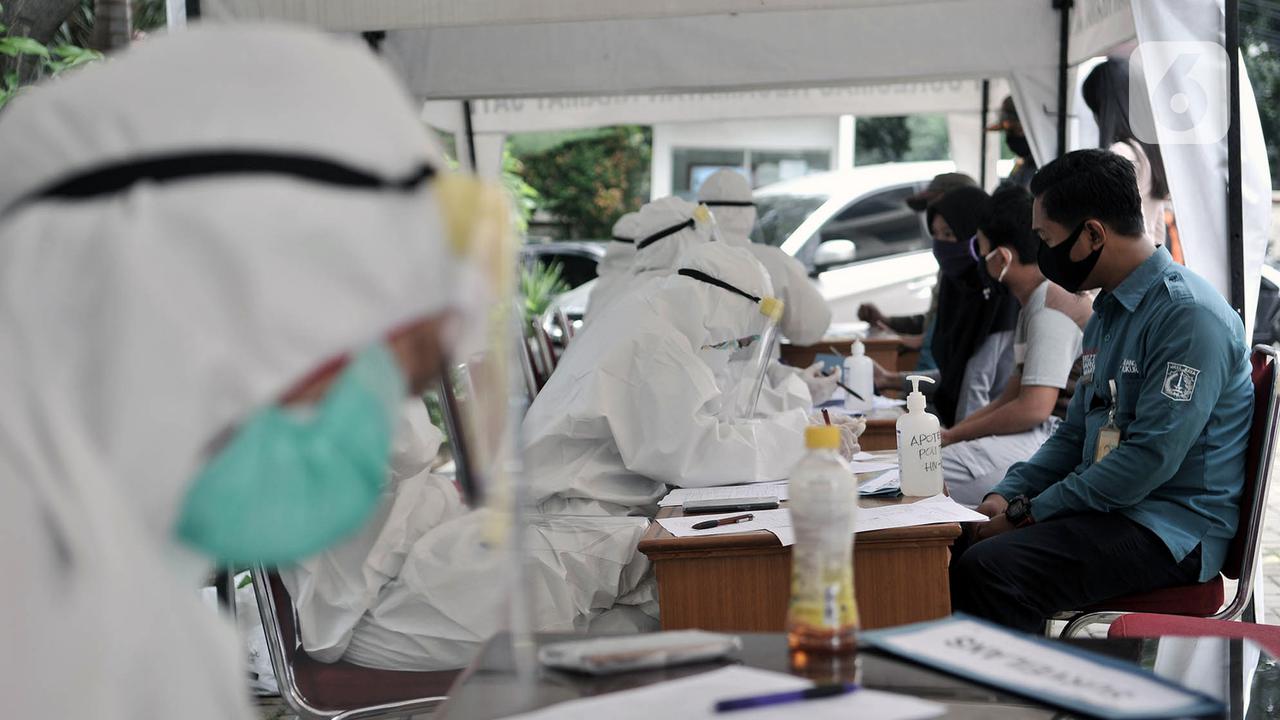 FOTO: Pegawai Kantor Kecamatan Jalani Tes Swab COVID-19