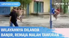 Aksi lempar batu dilakukan sejumlah remaja di Kecamatan Medan Belawan, Medan. Padahal, kawasan tersebut sedang terendam banjir. Tak hanya menggunakan batu, para pemuda tersebut juga menggunakan balok dan senjata tajam.
