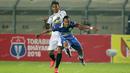 Pemain Persib Bandung, Atep menghalau bola dari hadangan Bali United  pada laga semifinal Torabika Bhayangkara Cup 2016 di Stadion Si Jalak Harupat, Bandung, Rabu (30/3/2016). (Bola.com/NIcklas Hanoatubun)