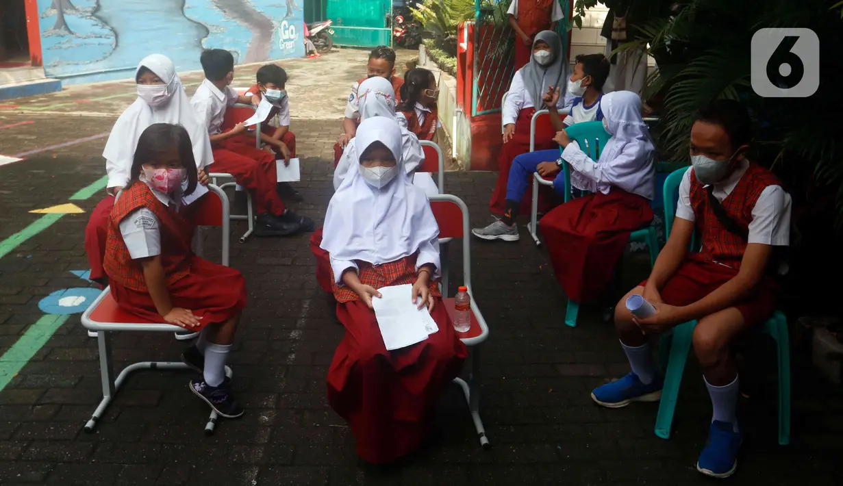 Sejumlah siswa menunggu untuk tes usap PCR di SDN Sudimara Barat 5, Kota Tangerang, Banten, Rabu (12/1/2022). Tes usap dilakukan untuk mengantisipasi penyebaran COVID-19 di sekolah setelah dimulainya pembelajaran tatap muka kapasitas kelas 100 persen di Kota Tangerang. (Liputan6.com/Angga Yuniar)