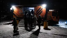 Warga mengantre di sebuah truk makanan milik the 3rd Separate Assault Brigade Angkatan Bersenjata Ukraina untuk mendapatkan makanan panas gratis bagi orang-orang di lingkungan perumahan yang rumahnya tanpa listrik setelah serangan udara Rusia berulang kali terhadap sektor energi negara itu di Kyiv, Selasa 27 Januari 2026. Gelombang serangan rudal dan pesawat nirawak (drone) besar-besaran Rusia yang menargetkan infrastruktur energi dan kawasan pemukiman di berbagai kota Ukraina, termasuk Kyiv dan Kharkiv, berimbas pada krisis energi. (AP Photo/Danylo Antoniuk)