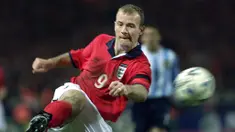 Alan Shearer membukukan waktu 2 menit 14 detik ketika mencetak gol melawan Jerman. Sayangnya gol ini tak dapat mengantarkan Inggris karena harus kalah di drama adu pinalti. (Foto: AFP/Adrian Dennis)