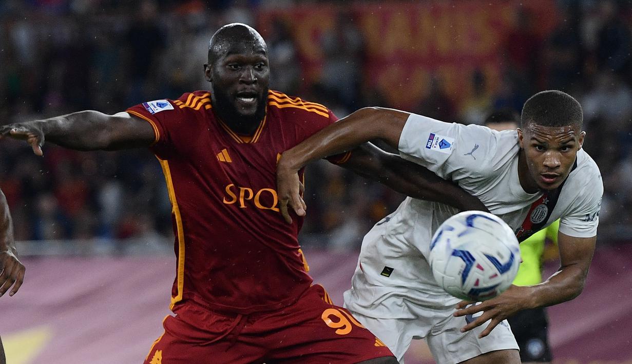 Malick Thiaw (kanan) berhasil membuktikan kemampuannya di lini belakang AC Milan. Menjadi tandem yang baik buat Fikayo Tomori, Thiaw sudah memainkan sembilan pertandingan di semua kompetisi dengan 797 menit bermain. (AFP/Filippo Monteforte)