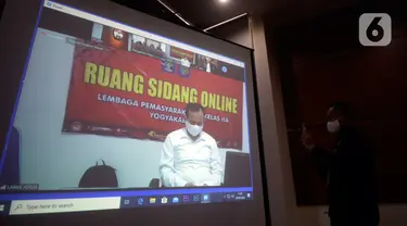 Terdakwa Jaksa Kejaksaan Negeri Yogyakarta nonaktif, Eka Safitra mendengarkan kuasa hukumnya membacakan Pledoi saat sidang vidco di Gedung KPK, Jakarta, Rabu (29/4/2020). Eka diduga menerima suap terkait lelang proyek pada Dinas Pekerjaan PUPKP Kota Yogyakarta TA 2019. (merdeka.com/Dwi Narwoko)