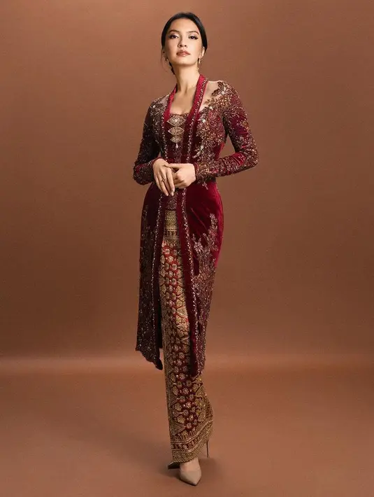 Raline Shah memiliki darah Tionghoa, ia pun tampil dengan kebaya merah maroon dengan aksen brokat dan bros depan dipadukan bawahan kain songket. [@ralineshah]