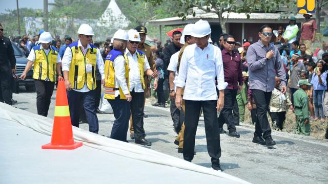 Presiden Jokowi meninjau progres pelaksanaan konstruksi ruas jalan Simpang Randu-Seputih Surabaya, yang berada di Kecamatan Rumbia, Kabupaten Lampung Tengah, Lampung, Jumat (27/10/2023)