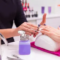 Menambahkan cairan penghapus kuteks ke dalam botol kuteks yang hampir mengering | via: shutterstock