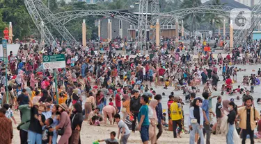 Ribuan warga memadati pantai wisata Ancol, Jakarta Utara, Minggu (23/4/2023). (Liputan6.com/Angga Yuniar)