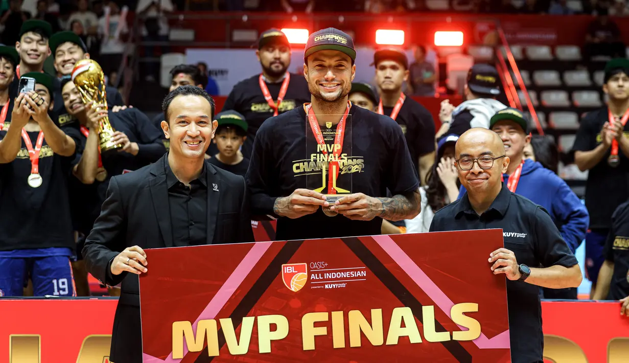 Pemain Pelita Jaya, Brandon Jawato meraih penghargaan pemain terbaik atau MVP pada gim ketiga final IBL All Indonesia 2024 melawan Satria Muda yang berlangsung di Hall Basket, Senayan, Jakarta, Sabtu (07/10/2024). (Bola.com/Bagaskara Lazuardi)