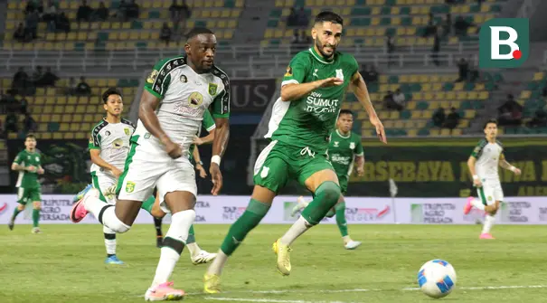 Pemain PSMS Medan, Angelo Meneses (kanan), berusaha menutup pergerakan winger Persebaya Surabaya, Yann Mabela, pada laga kedua Grup B Piala Presiden 2026 di Stadion Gelora Bung Tomo, Surabaya, Jawa Timur, Rabu (29/7/2026). Meski mendapat tekanan ketat sepanjang pertandingan, Persebaya tetap mampu mengamankan kemenangan tipis 1-0 atas PSMS sekaligus memastikan langkah ke babak semifinal. (Bola.com/Wahyu Pratama)