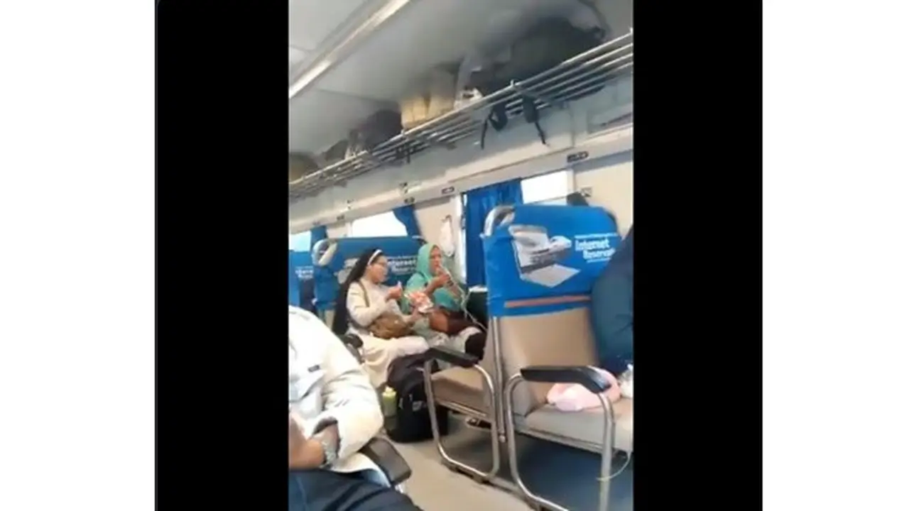 Video Biarawati dan Ibu Berhijab Berbagi Makanan di Kereta Ini Bikin Adem