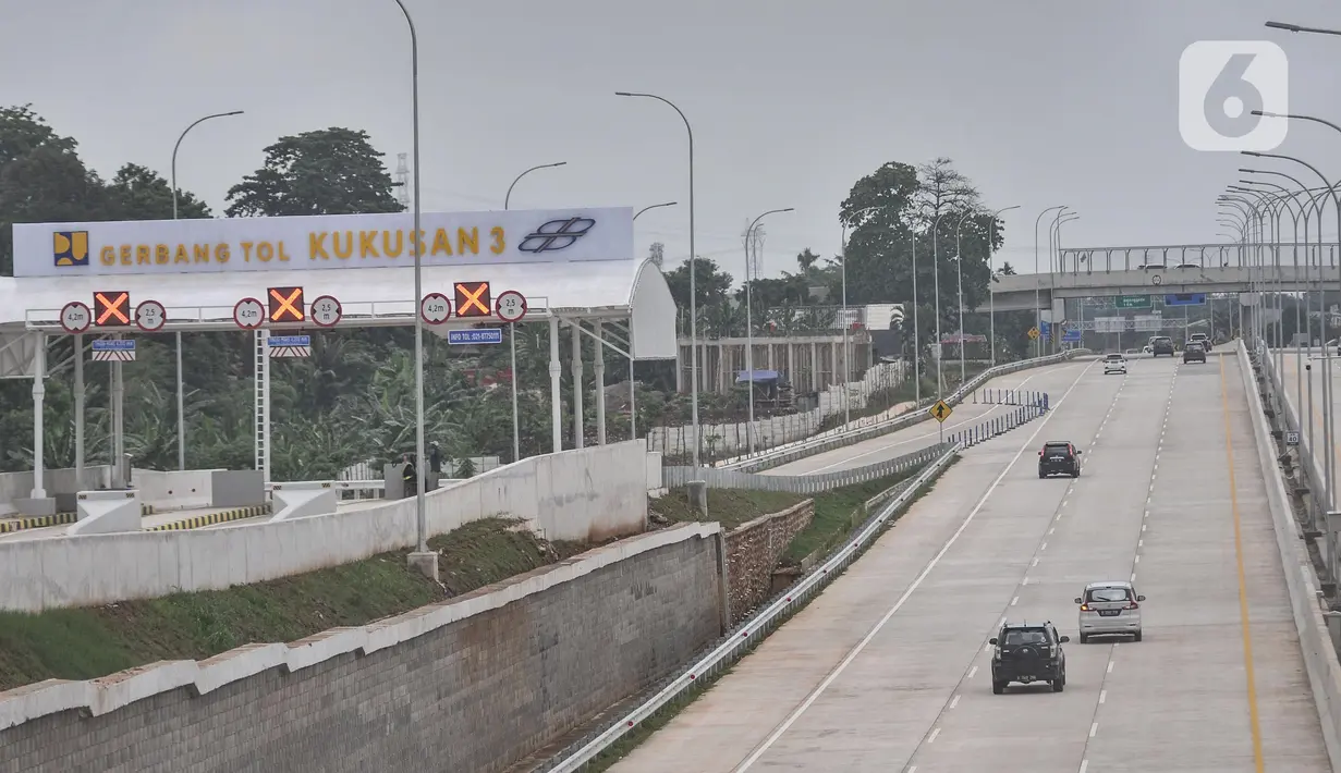 Kendaraan saat melintasi ruas Tol Cinere-Jagorawi (Cijago) Seksi 3A Kukusan-Krukut, Tanah Baru, Depok, Jawa Barat, Senin (26/12/2022). Kementerian PUPR melalui Badan Pengatur Jalan Tol (BPJT) telah mengoperasikan secara fungsional ruas Tol Cijago Seksi 3A Kukusan-Krukut sejak Jumat (23/12/2022) lalu dalam rangka momentum libur Natal dan Tahun Baru. Ruas tol tersebut dibuka secara gratis mulai dari 23 Desember 2022 sampai 3 Januari 2023, pukul 08.00 WIB-07.00 WIB. (merdeka.com/Iqbal S. Nugroho)