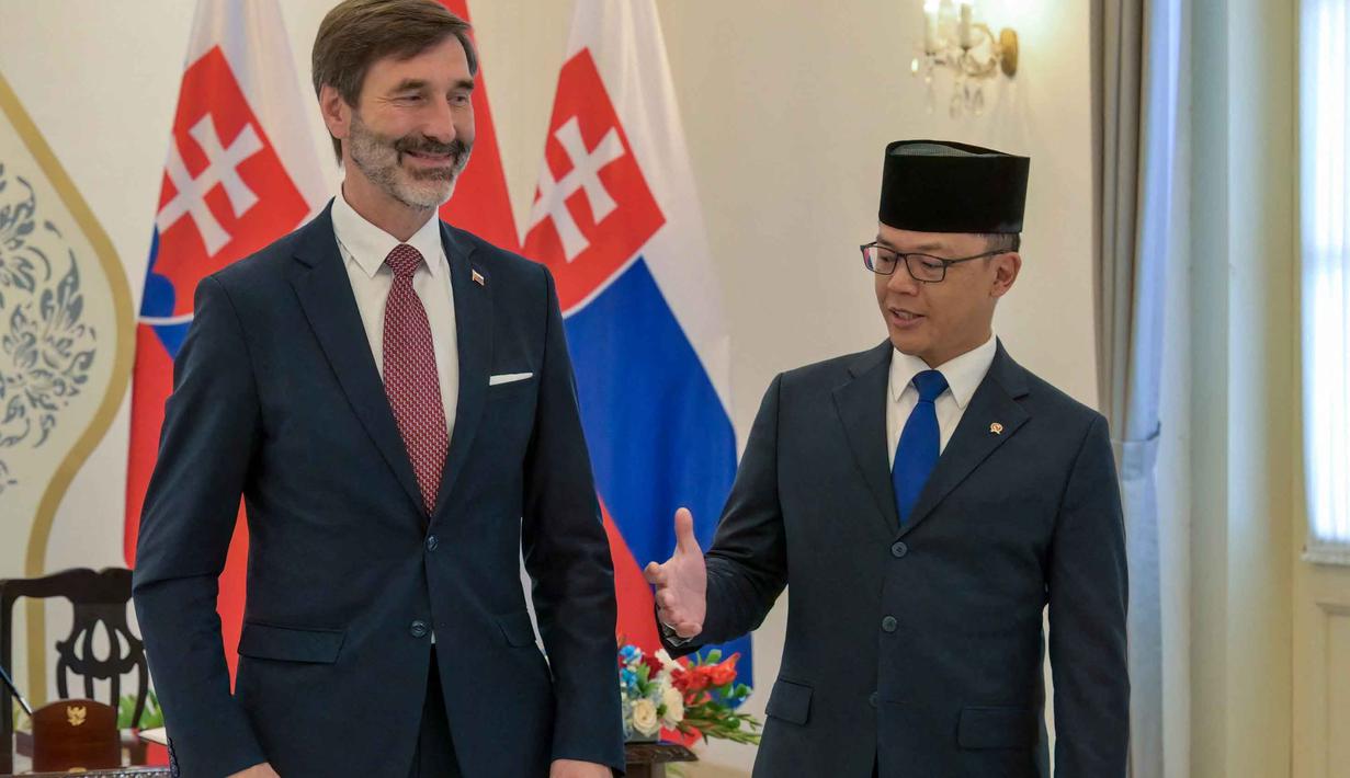 Mereka juga dijadwalkan membahas penguatan kerja sama di berbagai bidang serta penandatanganan perjanjian pembebasan visa bagi pemegang paspor diplomatik dan dinas. Tampak dalam foto, Menteri Luar Negeri Indonesia, Sugiono (kanan) mengajak Menteri Luar Negeri Slovakia, Juraj Blanar, untuk berjabat tangan saat pertemuan mereka di Gedung Pancasila, Kementerian Luar Negeri, Jakarta, Selasa (3/2/2026). (BAY ISMOYO/AFP)
