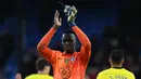 Edouard Mendy. Kiper Chelsea asal Senegal berusia 30 tahun ini merupakan penganut Islam yang besar di Senegal dan mengawali kariernya di sepak bola Prancis. Bersama Chelsea yang dibelanya dua musim, ia telah tampil dalam 82 laga di semua ajang dengan torehan 44 kali clean sheet. (AFP/Glyn Kirk)