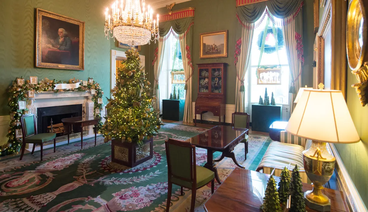 Dekorasi Natal di Green Room Gedung Putih, Washington DC, Senin (27/11). First Lady Melania Trump mendekorasi perayaan Natal dengan tema 'Time-Honored Traditions' yang mencerminkan tradisi liburan 200 tahun di Gedung Putih. (SAUL LOEB / AFP)