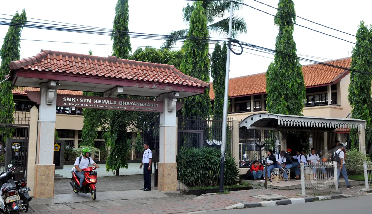 Beberapa pelajar saat menunggu di halte depan SMK Kemala Bhayangkari 1, Jakarta Timur, Cipinang, Senin (30/3/2015). SMK Kemala Bhayangkari 1 Jakarta Timur merupakan tempat Olga Syahputra pernah menimba ilmu. (Liputan6.com/Panji Diksana)