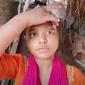 Seorang gadis di India bikin heboh karena bisa mengeluarkan batu dari matanya (dok.YouTube/the mirror time)