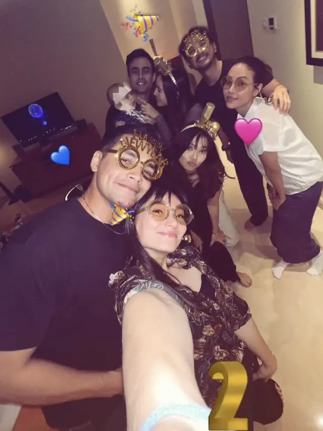 Gaya Artis Tanah Air Rayakan Pergantian Tahun Cukup di Rumah Bersama Keluarga.