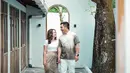 <p>Padu padan dengan pasangan seperti terlihat di foto ini bisa jadi inspirasi. Gritte mengenakan kaus putih polos yang dipadunya dengan kain bermotif sebagai bawahan, yang serasi dengan dengan atasan kemeja Arif, yang dipadukan dengan celana panjang putih. Foto: Instagram.</p>