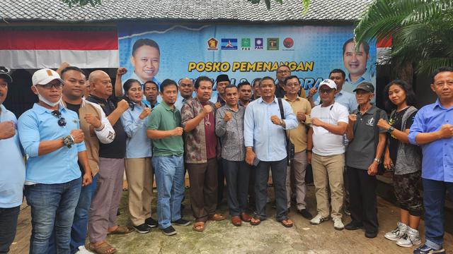Tim Pemenangan Supian-Chandra pada Pilkada Depok saat berkumpul di Betawi Kumpul, Beji, Depok.