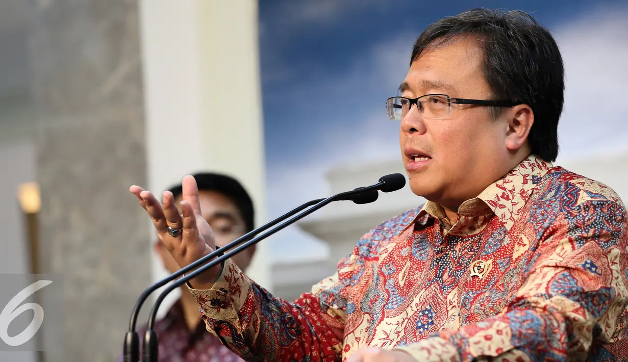 Menkeu Bambang Brodjonegoro melakukan konferensi pers usai rapat terbatas di Kantor Presiden, Jakarta, Selasa (29/9/2015). Pemerintah mengumumkan paket kebijakan tahap dua yang difokuskan pada industri, keuangan dan ekspor. (Liputan6.com/Faizal Fanani)