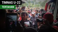 Berita video Timnas Indonesia U-22 SEA Games 2017 sempat tertahan 15 menit di luar Stadion Shah Alam jelang laga pertama di Grup B melawan Thailand, Selasa (15/8/2017).