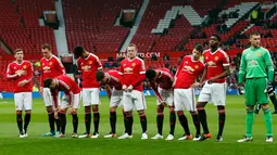 Wayne Rooney (tengah) saat akan memulai pertandingan liga Inggris U-21 melawan Middlesbrough di Old Trafford, (11/4). Manajer United, Louis van Gaal sebelumnya menegaskan Rooney akan bermain selama 60 menit dengan tim U-21. ( Reuters / Andrew Boyers)