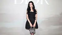 Kim Jisoo diketahui hadir dalam Paris Fashion Week 2023 sebagai global brand ambassador dari merek Dior. Tampil dalam mini dress hitam dengan detail cantik, Jisoo sukses mencuri perhatian banyak netizen. (Liputan6.com/IG/@sooyaaa__)