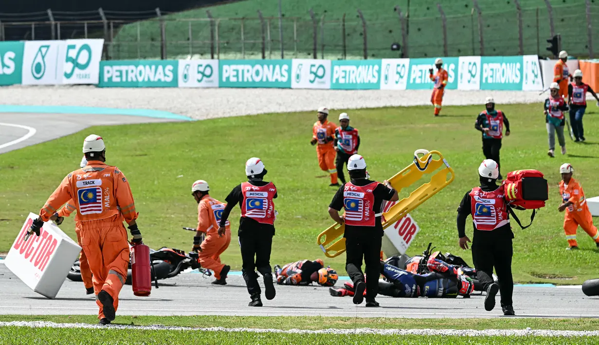 Sejumlah petugas medis berlari untuk melakukan pertolongan terhadap pembalap KTM, Jack Miller dan pembalap Yamaha, Fabio Quartararo saat ajang balap MotoGP Malaysia 2024 yang berlangsung di Sirkut Sepang, Malaysia, Selasa (05/11/2024). (AP Photo/Vincent Thian)