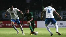 Penyerang sayap Persebaya, Osvaldo Haay, berusaha melewati adangan pemain PSIS Semarang dalam pertandingan di Stadion Gelora Bung Tomo, Surabaya, Kamis malam (30/5/2019). Persebaya ditahan 1-1 oleh PSIS dalam laga tersebut. (Bola.com/Aditya Wany)